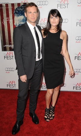 La pareja se hizo pública por vez primera durante la premier de "J.Edgar" en noviembre 2011 en la inauguración del AFI FEST en Los Ángeles, California. Boletodecine.com cubrió este evento.